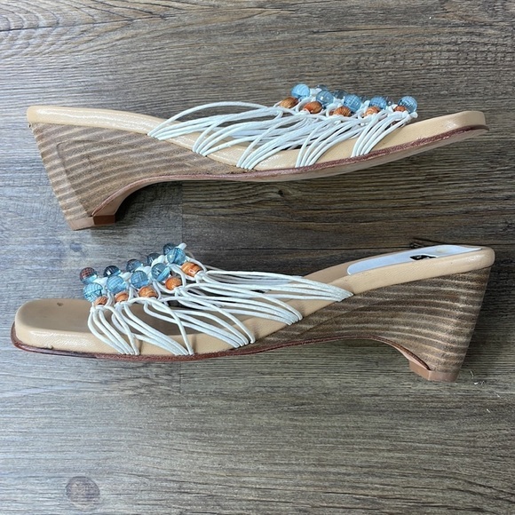 Hype Women’s Cream Tan Beaded Wedge Open Toe Sandal, size 9 - Picture 2 of 8